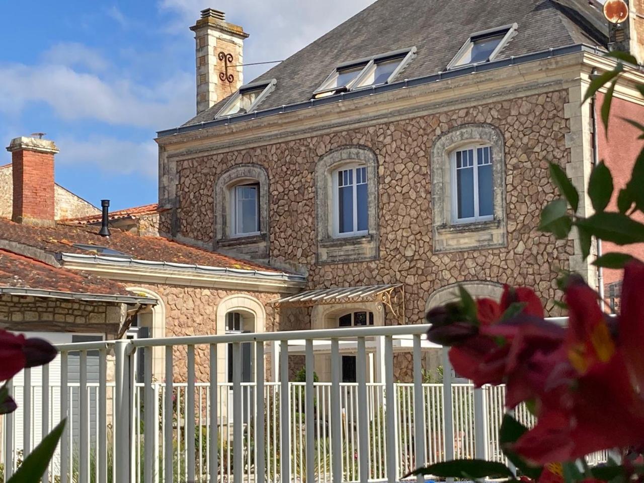 La Villa Des Roses Gite Chambres D'Hotes Piscine Chauffee Luçon Extérieur photo