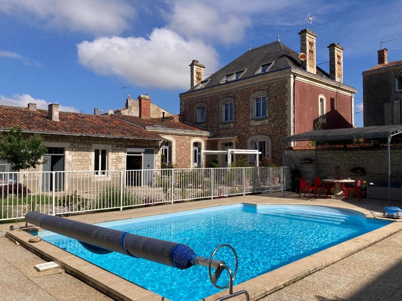 La Villa Des Roses Gite Chambres D'Hotes Piscine Chauffee Luçon Extérieur photo