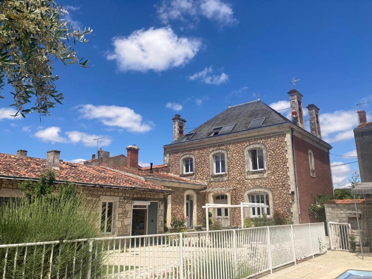 La Villa Des Roses Gite Chambres D'Hotes Piscine Chauffee Luçon Extérieur photo